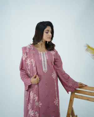A model wearing Amzoclothing’s Dusty Mauve 3-piece cotton suit with boring embroidery, laser cutwork sleeves, cutwork trousers, and embroidered chiffon dupatta – Eid festive wear 2025.